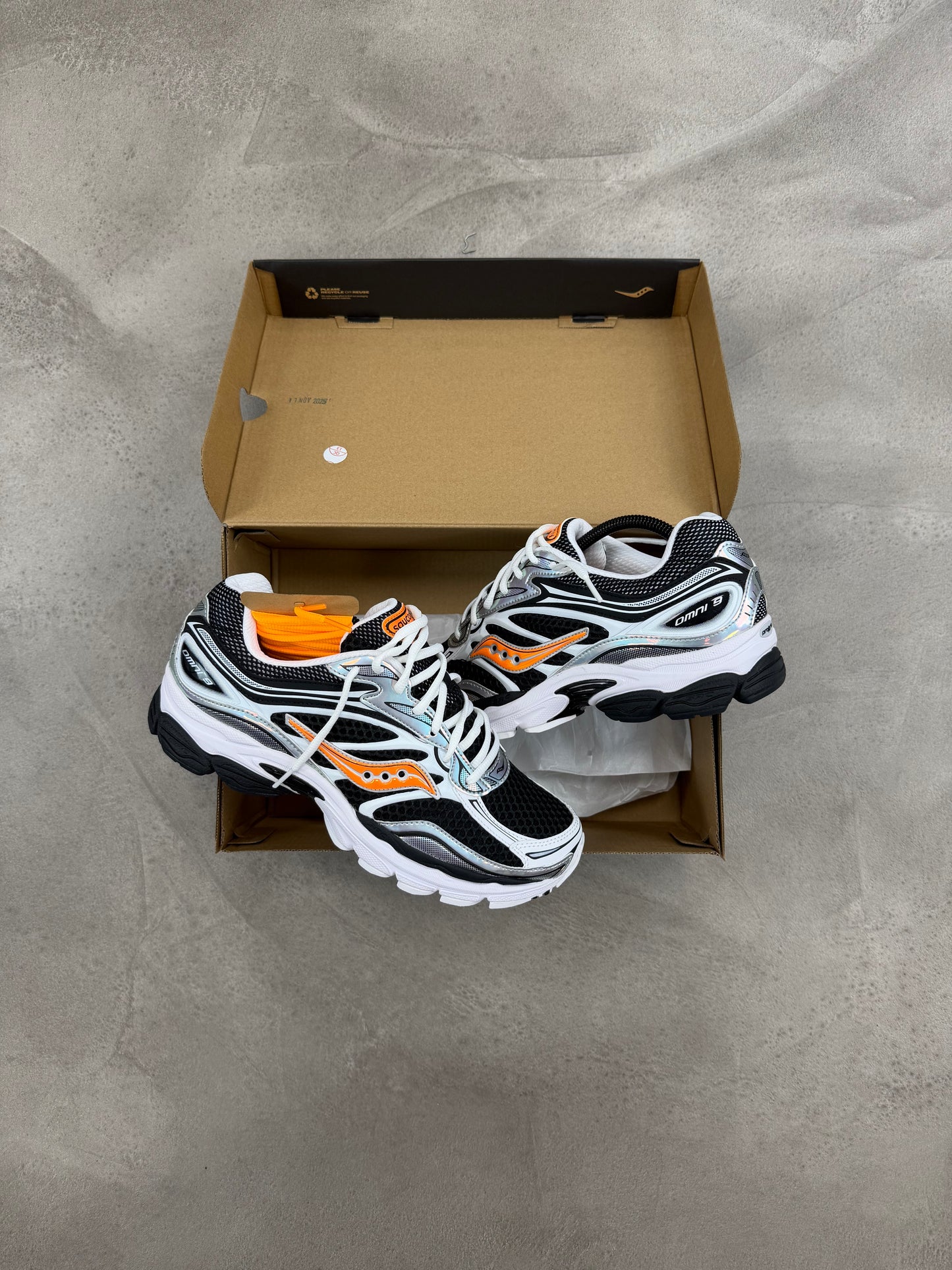 Saucony ProGrid Omni9 White Vo2 Orange