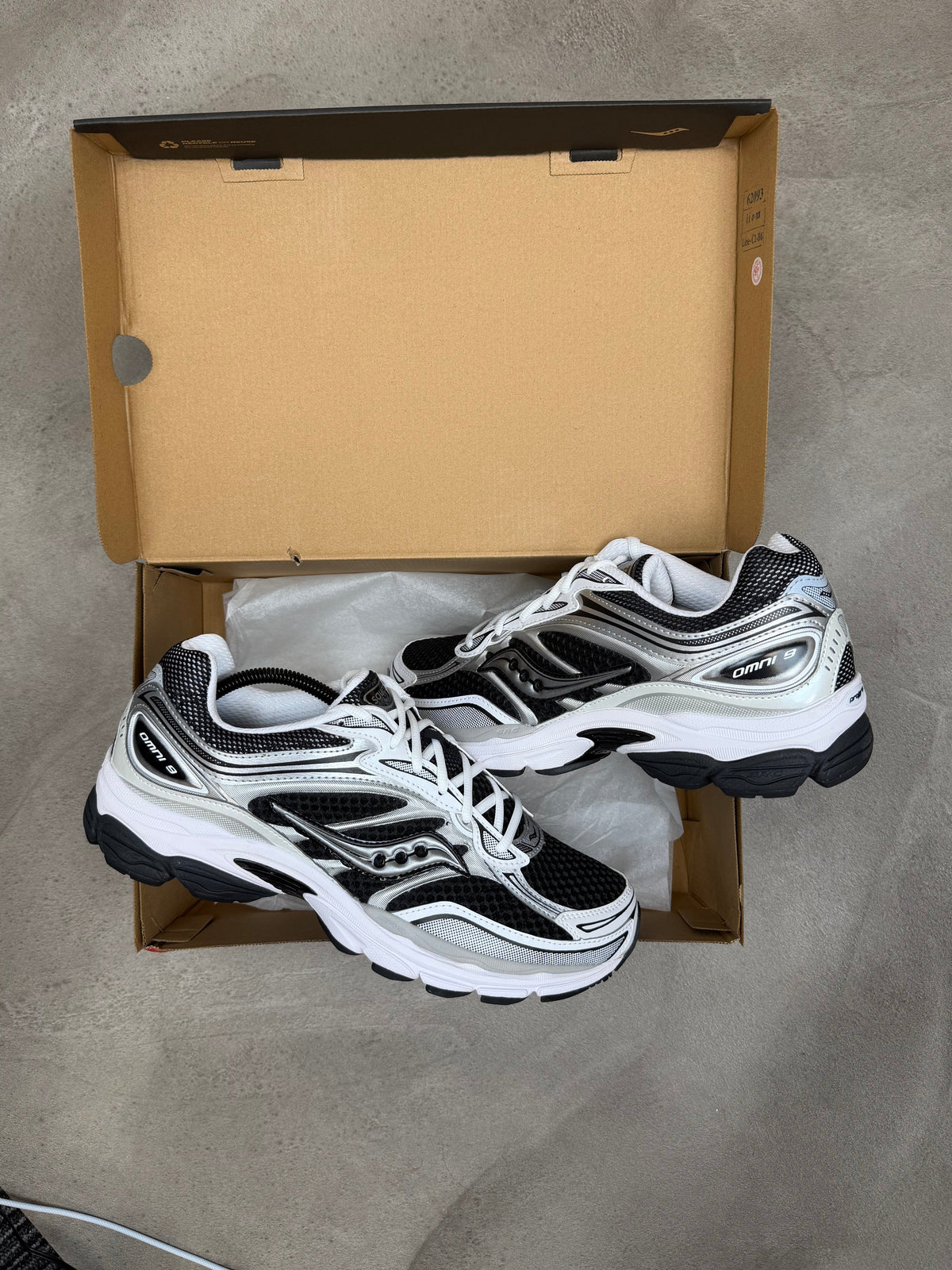 Saucony ProGrid Omni 9 Black/White