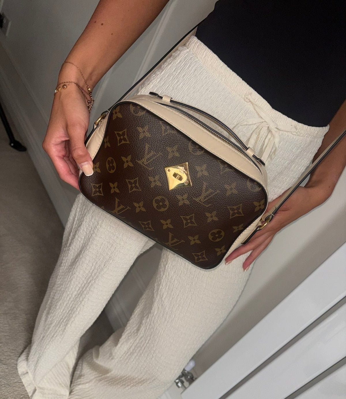Ladies Louis Vuitton Saintonge Monogram shoulder crossbody bag